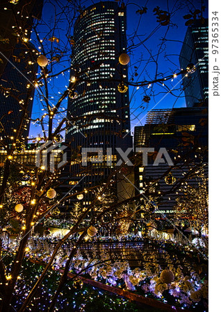日本の師走の夜はクリスマスイルミネーションで華やいだ街に変貌します 97365334