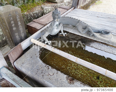 法隆寺　 中門前の手水舎　(奈良県生駒郡斑鳩町法隆寺山内)　2022年11月 97365400