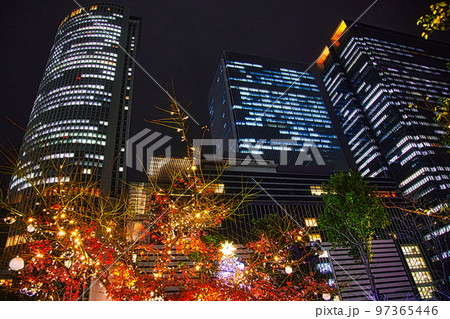 日本の師走の夜はクリスマスイルミネーションで華やいだ街に変貌します 日本の師走の夜はクリスマスイルミネーションで華やいだ街に変貌します 97365446