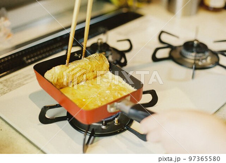家庭料理の卵焼きを焼く 家庭料理の卵焼きを焼く 97365580