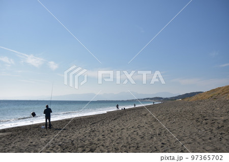 平塚海岸　秋の袖ヶ浜 97365702