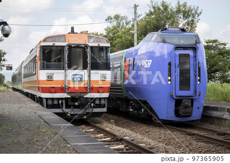 石北本線ですれ違うキハ183系とキハ283系 石北本線ですれ違うキハ183系とキハ283系 97365905