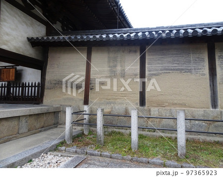 法隆寺 南大門の築地塀 (奈良県生駒郡斑鳩町法隆寺山内) 2022年11月 法隆寺 南大門の築地塀 (奈良県生駒郡斑鳩町法隆寺山内) 2022年11月 97365923