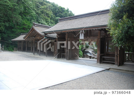 境内側から眺めた美保神社の神門(島根県松江市美保関町) 境内側から眺めた美保神社の神門(島根県松江市美保関町) 97366048