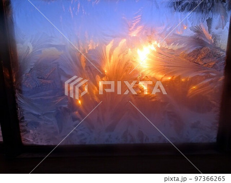 窓ガラスの霜 97366265