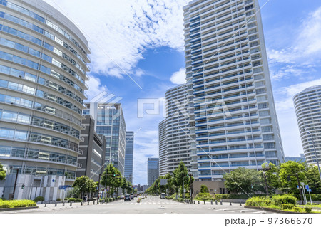 横浜市西区の都市風景　国際大通り 97366670