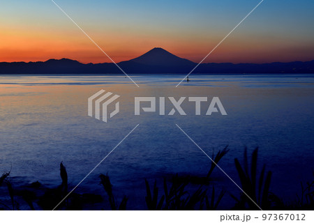 三浦半島　荒崎海岸からの富士山の夕景 97367012