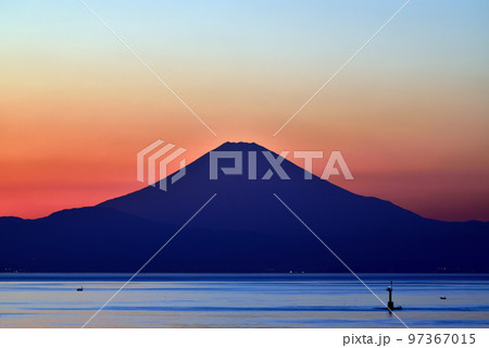 三浦半島　荒崎海岸からの富士山の夕景 97367015