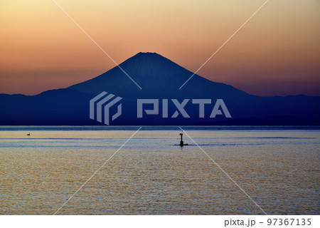 三浦半島　荒崎海岸からの富士山の夕景 97367135
