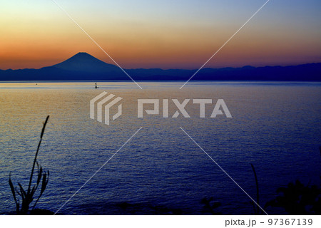 三浦半島 荒崎海岸からの富士山の夕景 三浦半島 荒崎海岸からの富士山の夕景 97367139