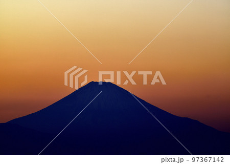 三浦半島　荒崎海岸からの富士山の夕景 97367142