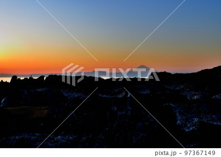 三浦半島　荒崎海岸からの富士山の夕景 97367149
