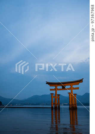 広島 厳島神社に訪れた夕暮れのひととき 97367968