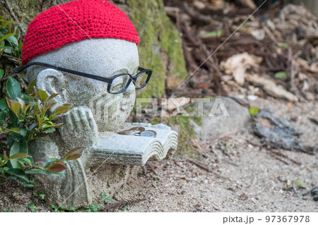 広島 宮島の大聖院にいる眼鏡をかけて本を読む可愛らしいお地蔵さん 広島 宮島の大聖院にいる眼鏡をかけて本を読む可愛らしいお地蔵さん 97367978