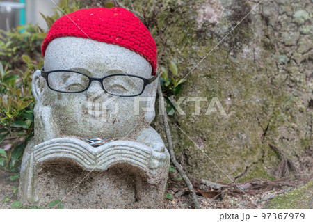 広島 宮島の大聖院にいる眼鏡をかけて本を読む可愛らしいお地蔵さん 97367979