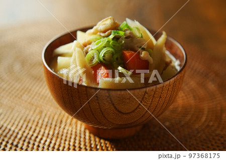 熱々の豚汁 熱々の豚汁 97368175