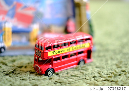 埃のついたロンドンバスの置物 97368217