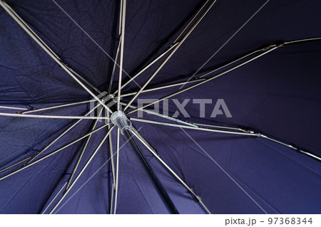 定期的な傘のメンテナンス 97368344