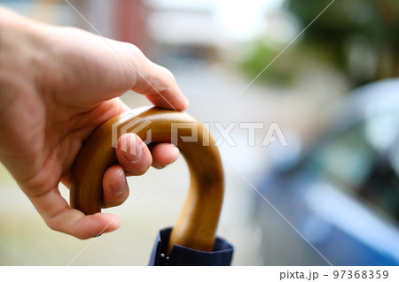 曇りの日には折り畳み傘を持ち歩く 97368359