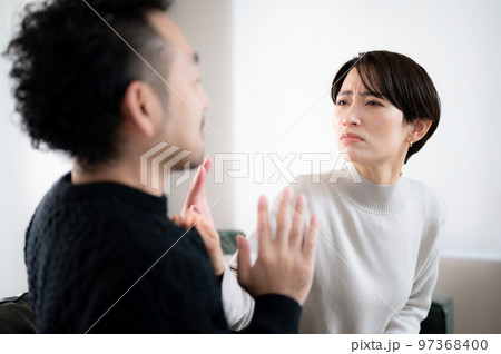 浮気や隠し事がばれて問い詰められる男性 浮気や隠し事がばれて問い詰められる男性 97368400