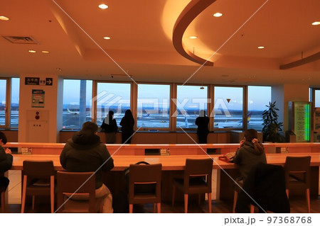 新千歳空港内のフードコートから空港の景色 新千歳空港内のフードコートから空港の景色 97368768