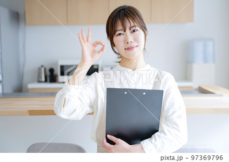 家事代行　ホームヘルパー　女性 97369796