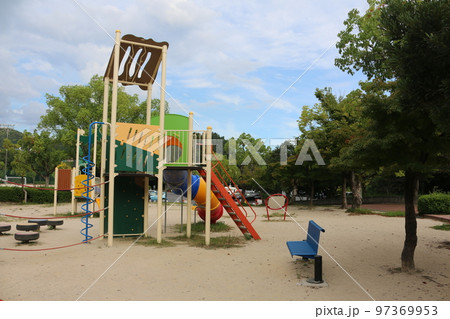 公園の遊具 97369953