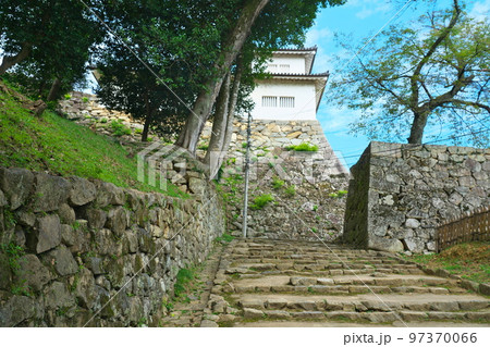 【日本100名城】彦根城　大手門からの登り道から見た石垣と天秤櫓　滋賀県彦根市 97370066