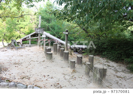 公園の遊具 公園の遊具 97370081
