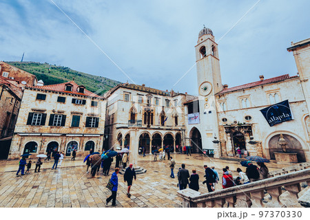 ドブロブニクの中心広場　ルジャ広場　※一部ソフトフォーカス 97370330