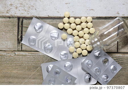 散らばる錠剤と薬の包装シート 散らばる錠剤と薬の包装シート 97370807