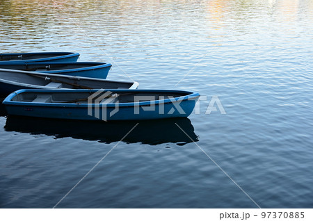 秋の保津川とボート 97370885