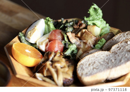 きのこハンバーグとライ麦パンの野菜たっぷりワンプレートランチ 97371118