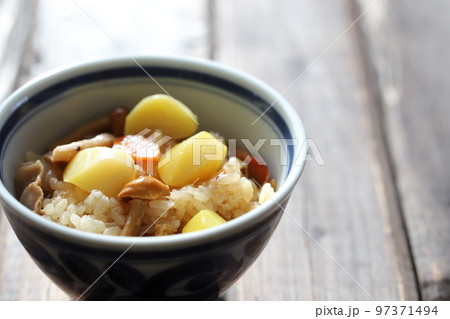 栗とキノコの秋の炊き込みご飯 97371494