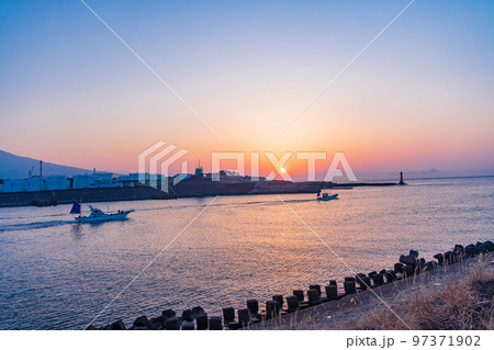 (静岡県)田子の浦港の夜明け 出港する船 (静岡県)田子の浦港の夜明け 出港する船 97371902