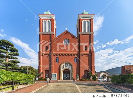 [九州・長崎] 赤レンガのカトリック浦上教会の正面撮影。 97372445