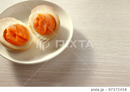 半分に切った味付け卵(煮卵)の断面 97372458