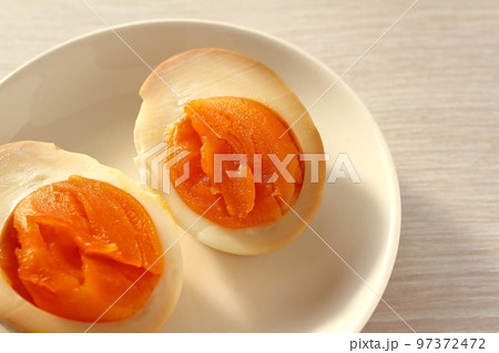 半分に切った味付け卵(煮卵)の断面 97372472