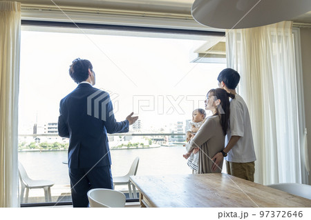 マンションの内観確認をする夫婦 リビング マンションの内観確認をする夫婦 リビング 97372646