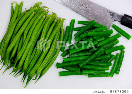 生のインゲン豆と下茹でしたインゲン豆 生のインゲン豆と下茹でしたインゲン豆 97373096