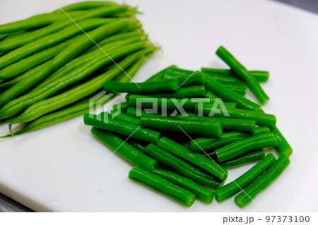 生のインゲン豆と下茹でしたインゲン豆 97373100