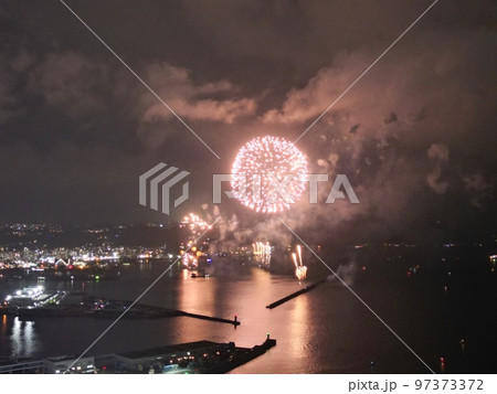 鹿児島市錦江湾花火大会の空撮 97373372