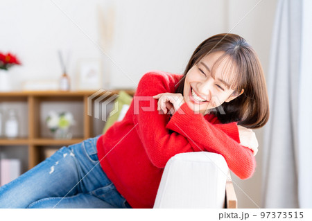 リビングでくつろぐ若い女性 97373515