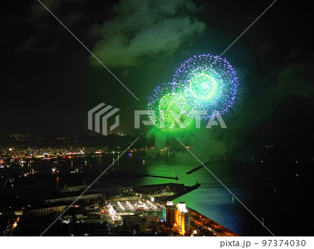 鹿児島市錦江湾花火大会の空撮 97374030