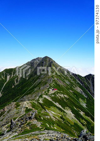 南アルプス　間ノ岳側から北岳山荘と北岳 97374130