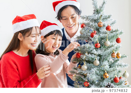 クリスマスの若い家族 97374832