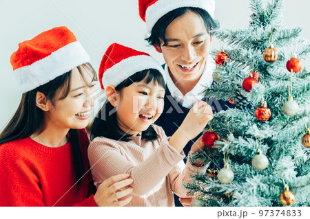 クリスマスの若い家族 クリスマスの若い家族 97374833