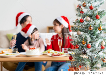 クリスマスの若い家族 クリスマスの若い家族 97374874