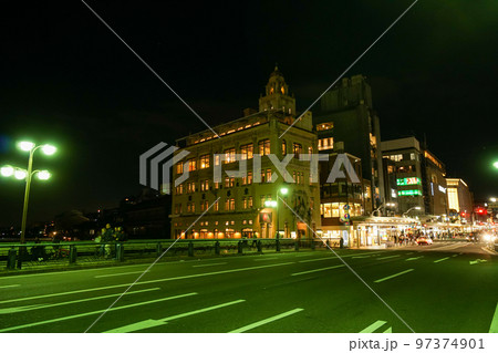 夜の四条大橋から見る四条河原町 97374901