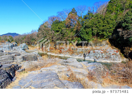 【埼玉】冬の長瀞　岩畳と青空 97375481